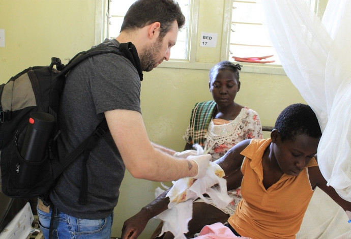 ד"ר אריאל ניימן בקומי שבאוגנדה (צילום:  אלבום פרטי)