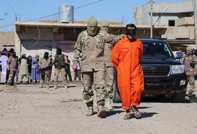 לוחמי דאעש מוציאים שבויים להורג (צילום:  צילום מסך)