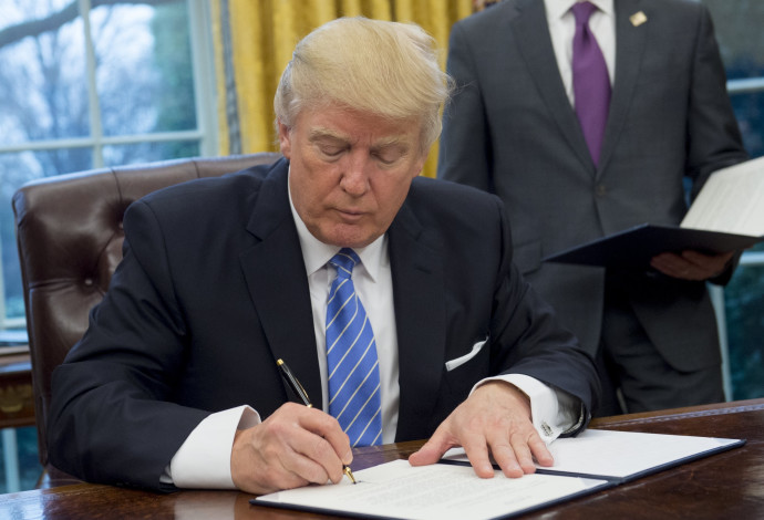 דונלד טראמפ חותם על צו נשיאותי (צילום:  AFP)