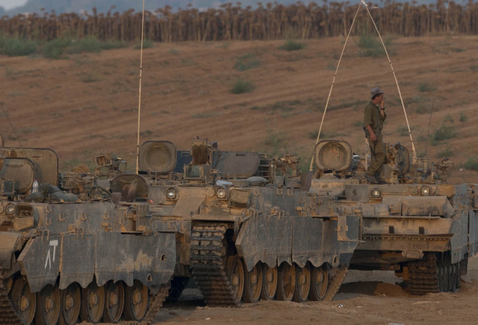 חייל וטנקים בשטח כינוס בצוק איתן (צילום:  יונתן זינדל, פלאש 90)