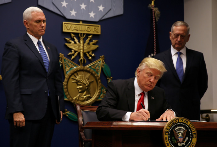 דונלד טראמפ חותם על צו הגבלת ההגירה (צילום:  רויטרס)