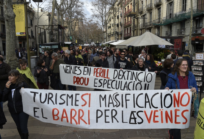 הפגנות נגד תיירים בברצלונה (צילום:  AFP)