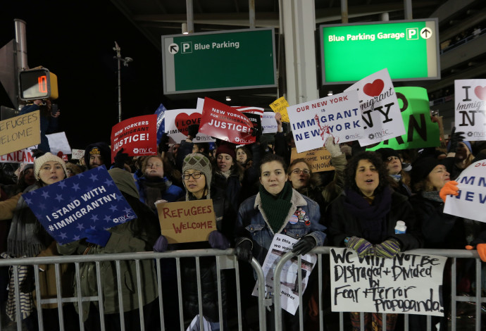 הפגנה נגד מדיניות טראמפ ובעד הפליטים (צילום:  רויטרס)