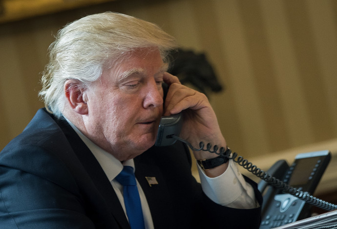 הנשיא דונלד טראמפ משוחח בטלפון בחדר הסגלגל, ארכיון