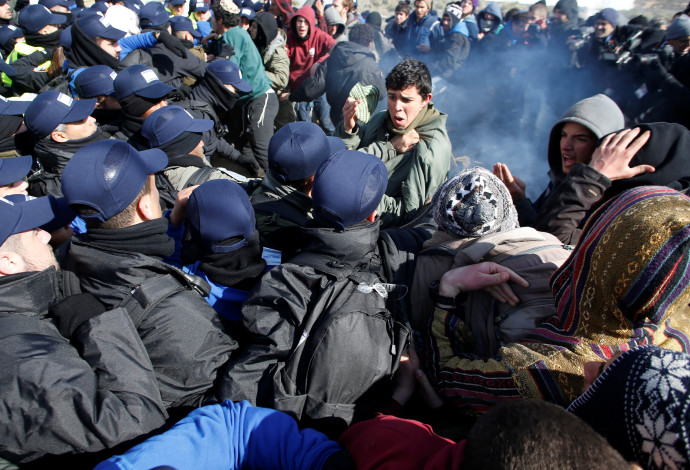 עימותים בין כוחות הביטחון לצעירים בעמונה (צילום:  רויטרס)