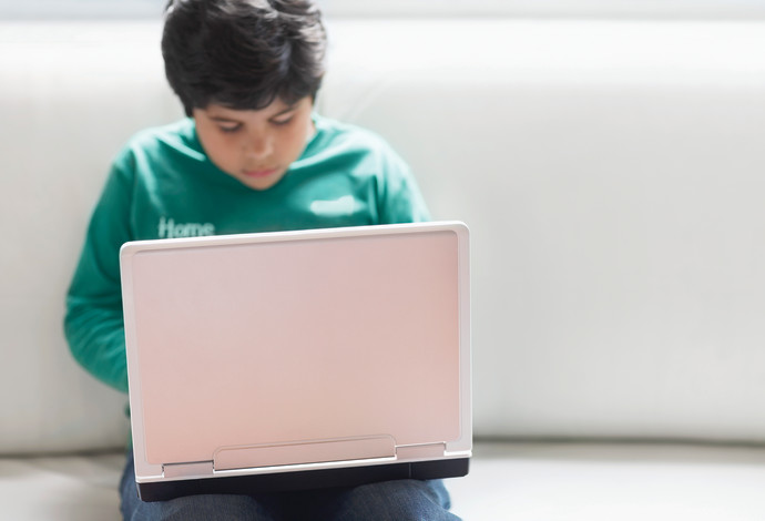 ילד מול מסך מחשב, צילום אילוסטרציה (צילום:  אינג אימג')