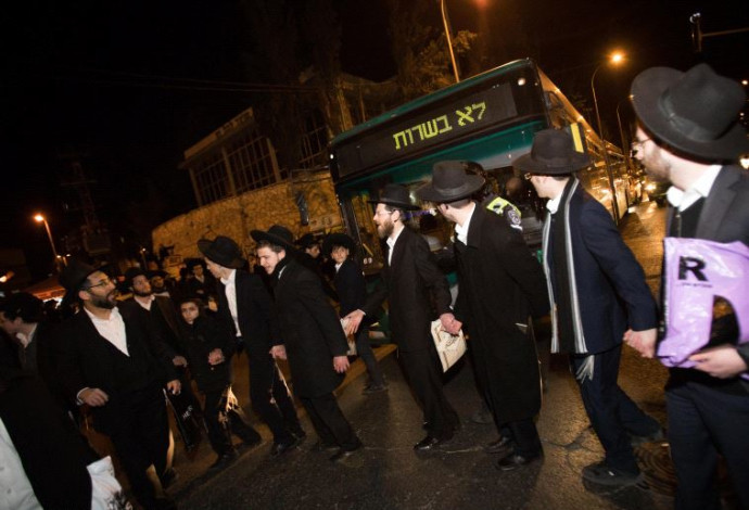 הפגנות חרדים אלימות בירושלים (צילום:  יונתן סינדל, פלאש 90)