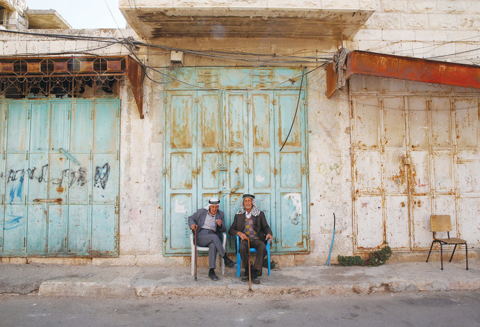 פלסטינים בעיר העתיקה, חברון (צילום:  רויטרס)