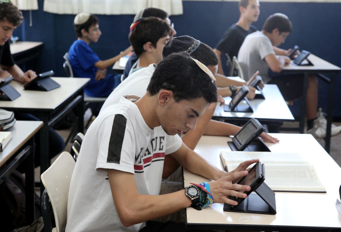 תלמידים לומדים באופן מקוון, למידה דיגיטלית (צילום:  נאור רהב)