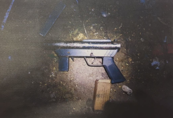 רובה קרל גוסטב שנתפס בדיר אבו משעל (צילום:  דוברות שב"כ)