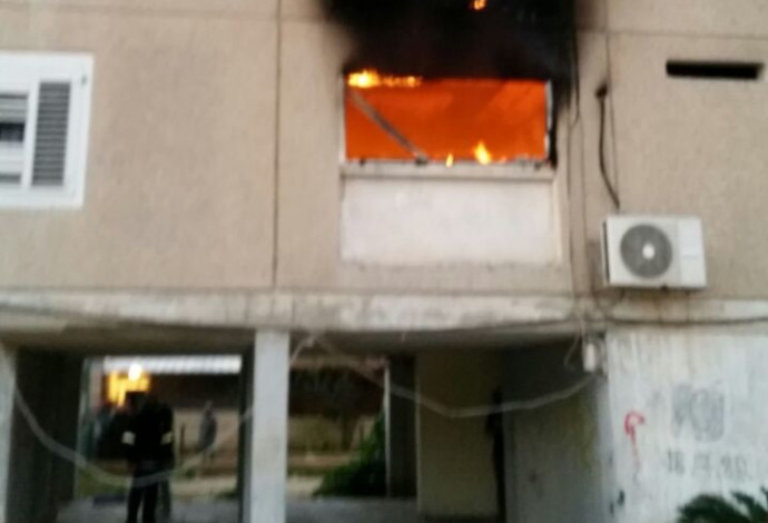 שריפה פרצה בבניין מגורים, דימונה (צילום:  דוד רמון, דוברות מד"א)
