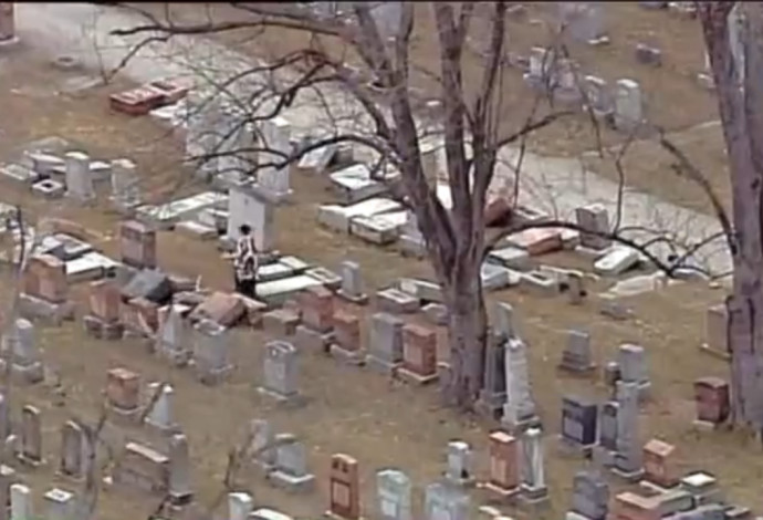 בית הקברות היהודי שחולל במיזורי (צילום:  צילום מסך fox 2)