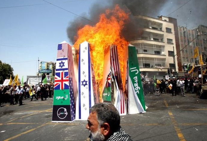 שריפת דגל ישראל בהפגנה בטהראן (צילום:  רויטרס)
