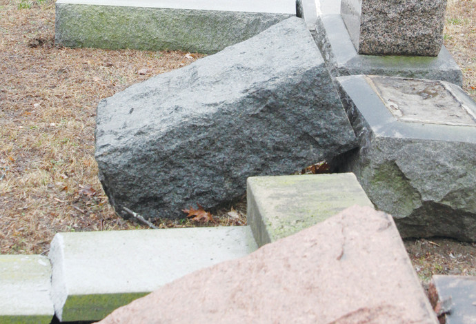 המצבות שהופלו בבית הקברות בסנט לואיס (צילום:  רויטרס)