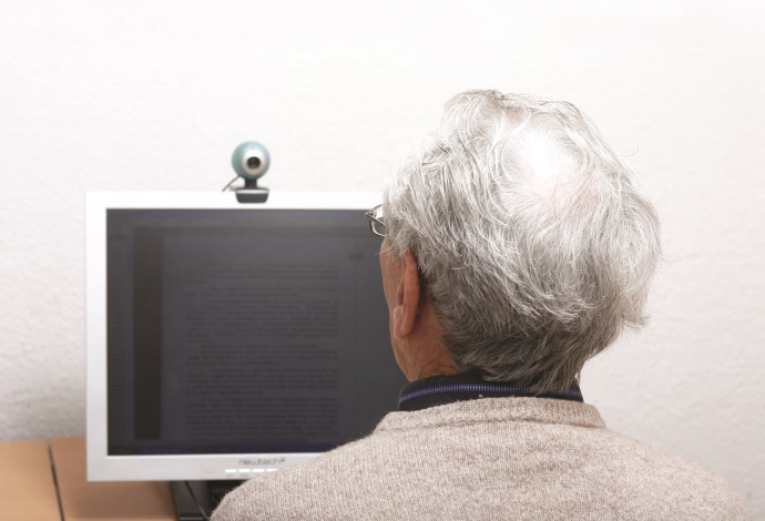 מבוגר ומחשב, ארכיון (צילום:  אינג אימג')