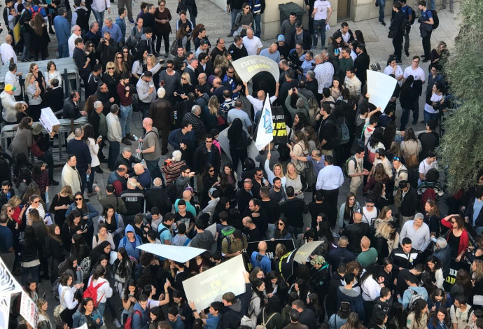 עובדי עיריית קרית ביאליק מפגינים נגד האמוניה (צילום:  דוברות עיריית קריית ביאליק)