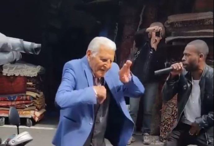 קשיש בן 93 רוקד בשוק הפשפשים (צילום:  צילום מסך פייסבוק)