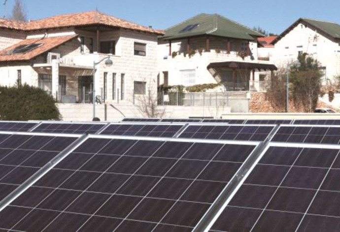 גגות סולאריים על בית בצור הדסה (צילום:  נתי שוחט, פלאש 90)
