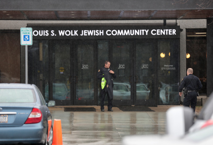 כוח משטרה סמוך לבניין של הקהילה היהודית בארה"ב (צילום:  רויטרס)