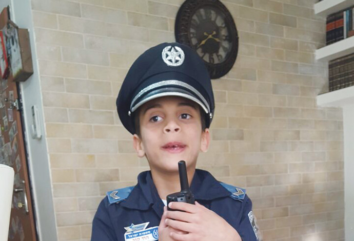 ילד התחפש לשוטר (צילום:  דוברות המשטרה)