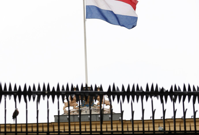 דגל הולנד לפני שהוסר מהשגרירות באיסטנבול (צילום:  רויטרס)