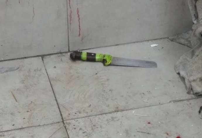 הסכין בה השתמש המחבל בפיגוע בשער שכם (צילום:  דוברות המשטרה)