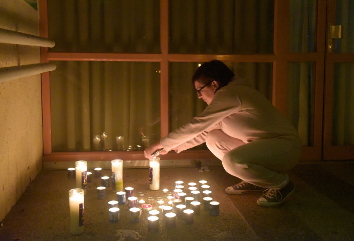 נרות נשמה מחוץ לקופת חולים לזכר האחות שנרצחה (צילום:  אבשלום ששוני)