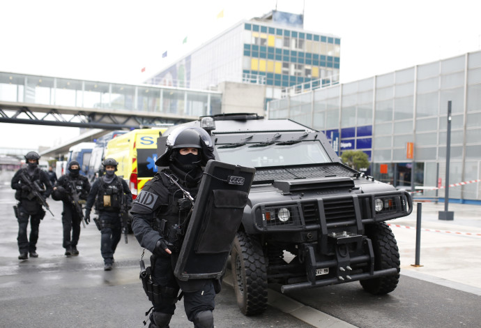 כוח משטרה מיוחד בשדה התעופה אורלי (צילום:  AFP)