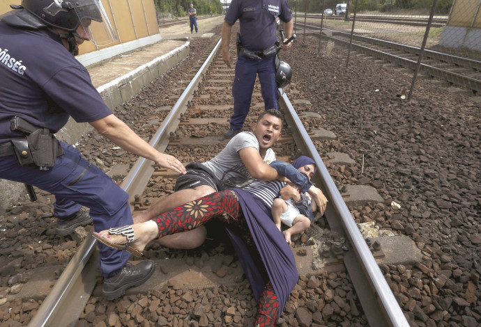 פליטים סורים בהונגריה (צילום:  רויטרס)
