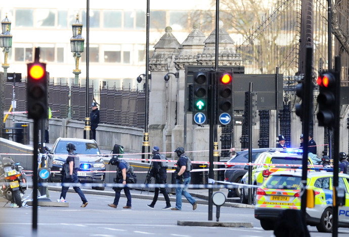כוחות היחידה המיוחדת למלחמה בטרור של לונדון (צילום:  AFP)