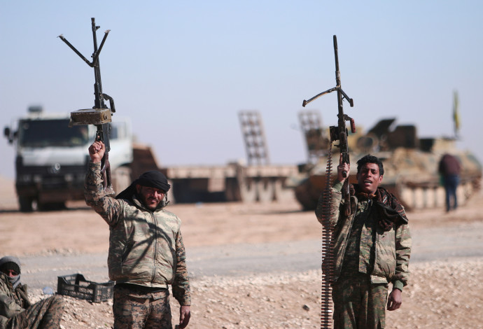 לוחמים סורים סביב העיר א-רקה (צילום:  רויטרס)