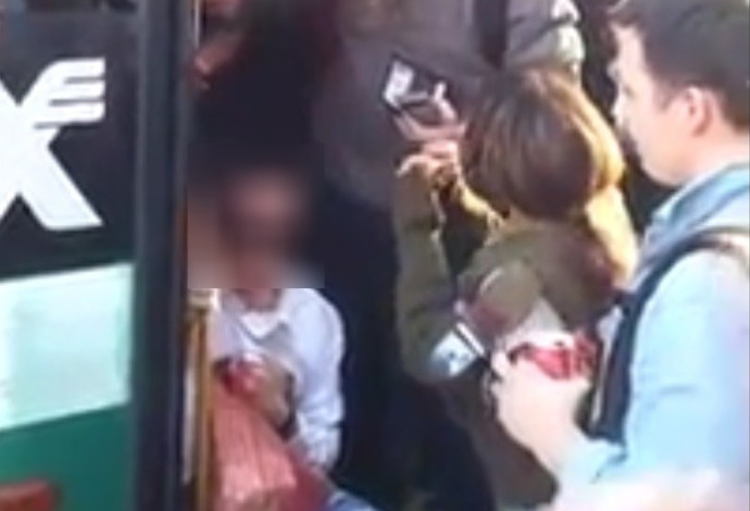 נהג האוטובוס מסרב להעלות ילד עם תסמונת דאון (צילום:  צילום מסך)