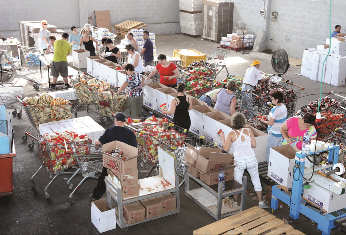 חלוקת מזון לזקקים (צילום:  מרק ישראל סלם)