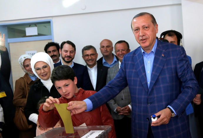 ארדואן מצביע במשאל העם בטורקיה (צילום:  רויטרס)