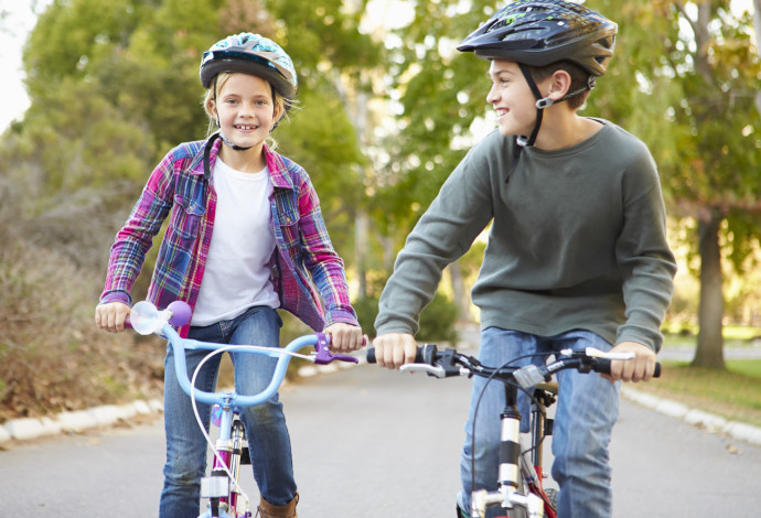 ילדים רוכבים על אופניים, אילוסטרציה (צילום:  אינג אימג')