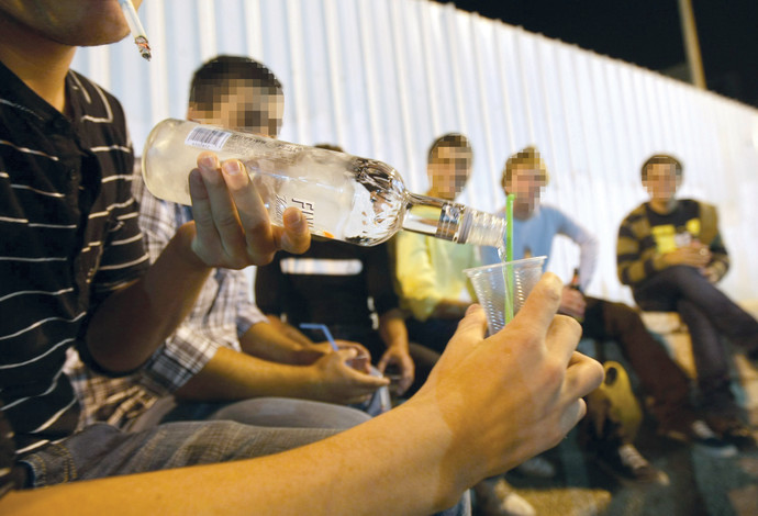 בני נוער שותים אלכוהול, צילום אילוסטרציה (צילום:  פלאש 90)