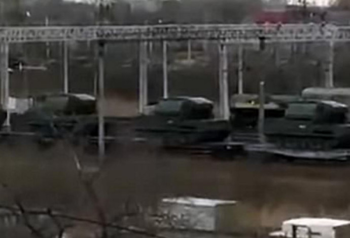 ציוד צבאי רוסי בדרכו לגבול עם קוריאה הצפונית (צילום:  צילום מסך)