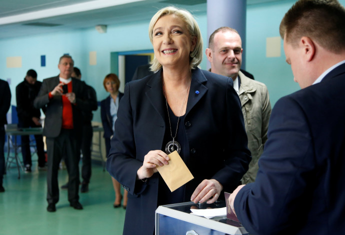 מארין לה פן מצביעה בקלפי בבחירות בצרפת (צילום:  רויטרס)