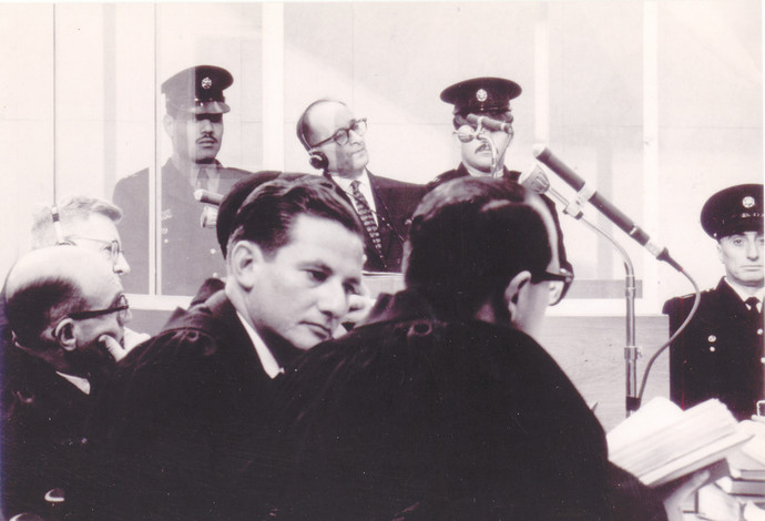 בך (שני מימין), בצוות התביעה במשפט אייכמן (צילום:  באדיבות מכון משואה)