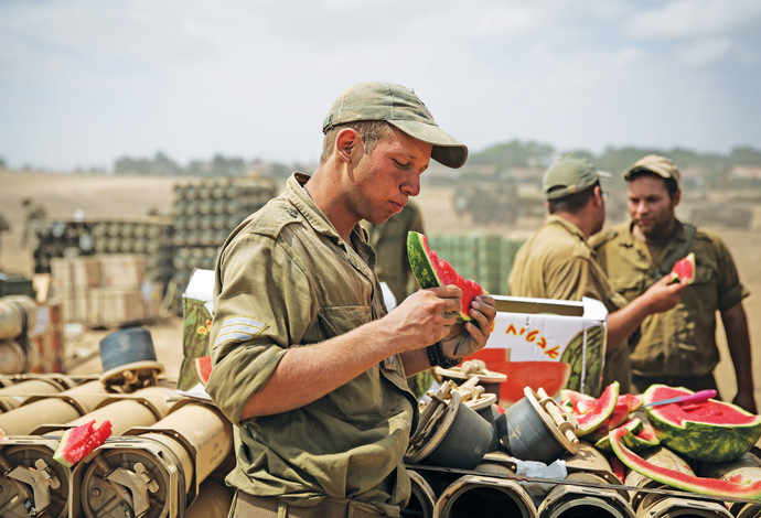 חיילים אוכלים אבטיח (צילום:  הדס פרוש , פלאש 90)