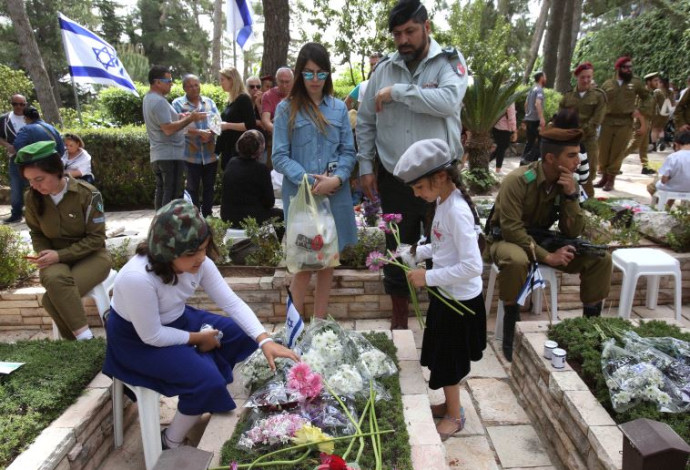 טקסים בבתי עלמין ביום הזיכרון לחללי מערכות ישראל  (צילום:  אבשלום ששוני)