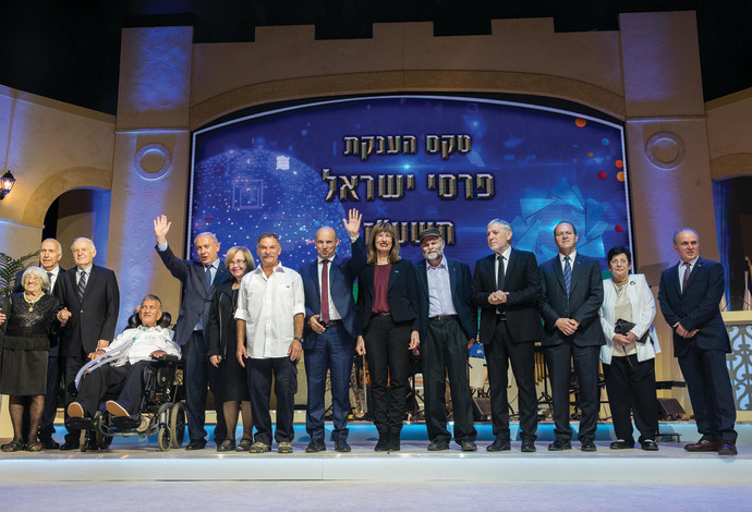שר החינוך בנט עם הזוכים בפרס ישראל (צילום:  יונתן זינדל, פלאש 90)