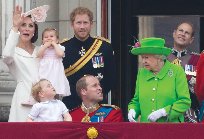 המלכה אליזבת עם נכדיה וויליאם והארי (צילום:  AFP)