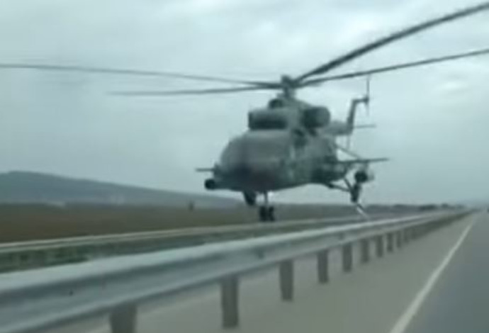 מסוק צבאי מעל כביש מהיר ברוסיה (צילום:  צילום מסך)