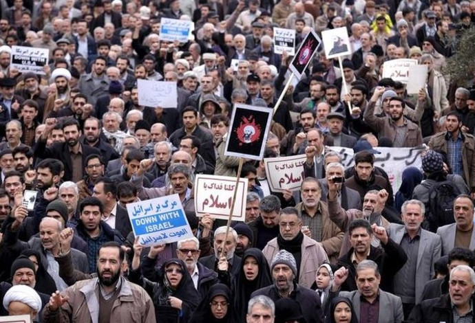 הפגנה בטהרן (צילום:  רויטרס)