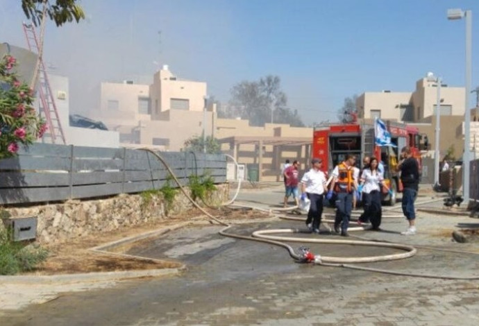 זירת השריפה בערד (צילום:  מד"א)