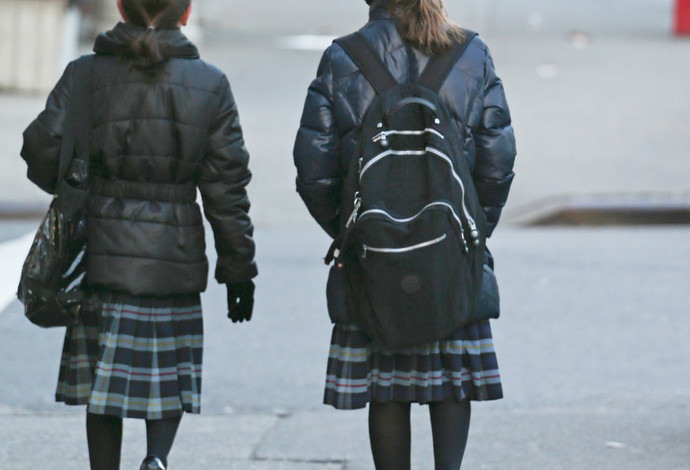 תלמידות בדרך לבית ספר (צילום:  נתי שוחט, פלאש 90)