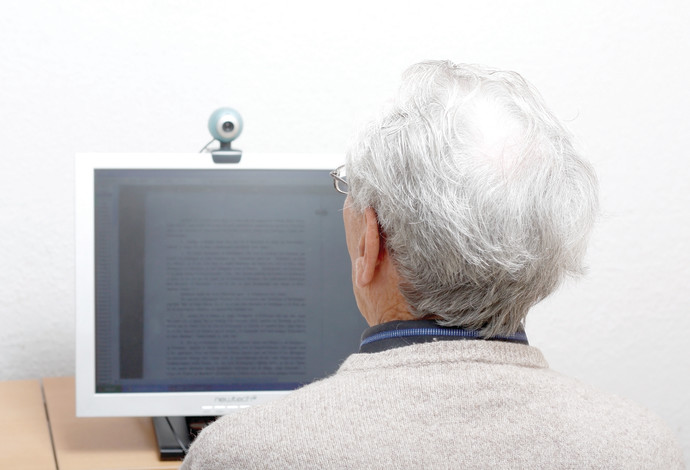 אישה מבוגרת מול מחשב, צילום אילוסטרציה (צילום:  אינג אימג')