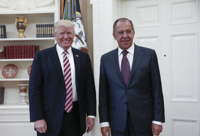 דונלד טראמפ עם סרגיי לברוב  (צילום:  AFP)