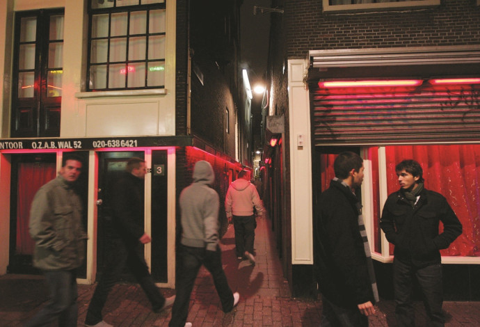 רובע החלונות האדומים באמסטרדם (צילום:  AFP)